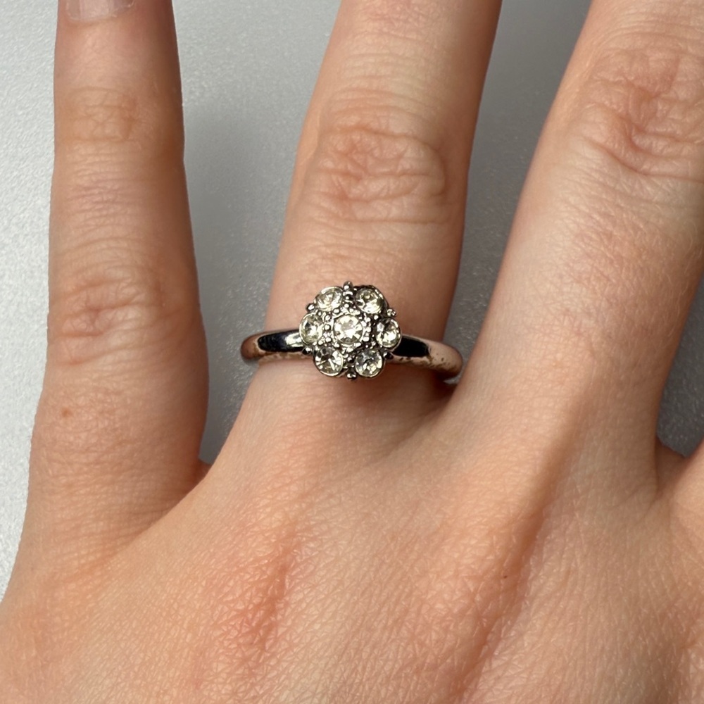Elegant Silver Floral Ring​